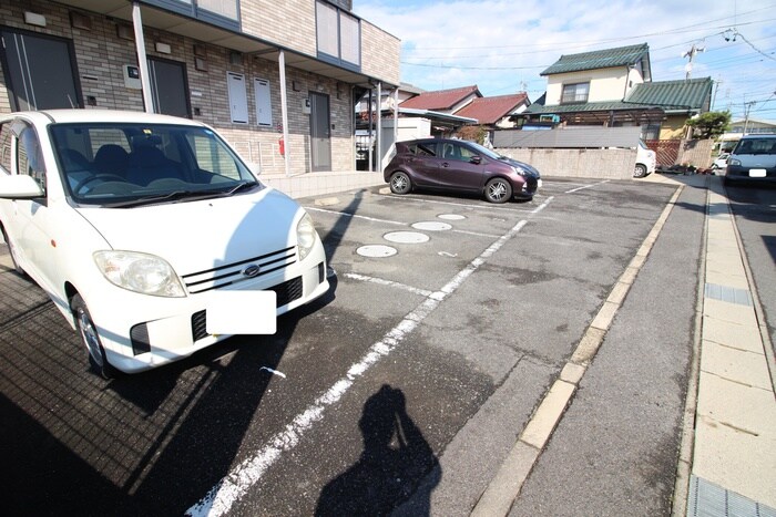 クリエートの駐車場