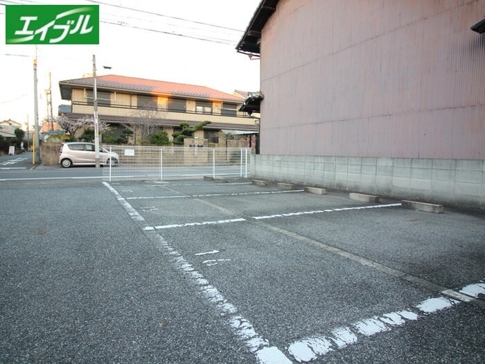 物件外観写真5　(駐車場)