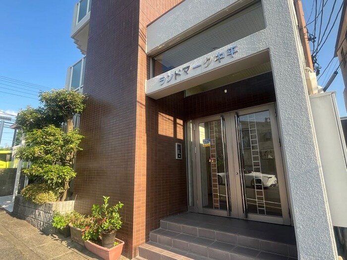 物件外観写真1　(エントランス部分)