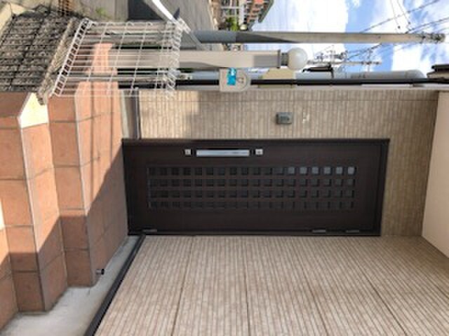 物件外観写真3　(エントランス部分)