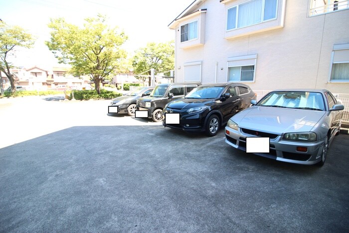 物件外観写真3　(駐車場)