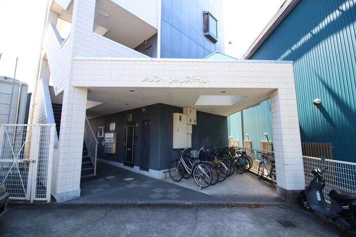 物件外観写真4　(エントランス部分)