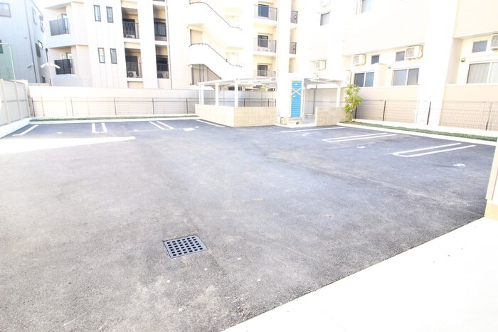 物件外観写真4　(駐車場)