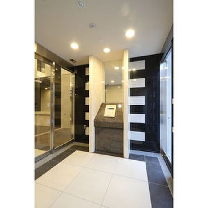 物件外観写真4　(エントランス部分)