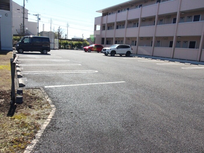 物件外観写真4　(駐車場)