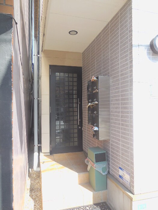 物件外観写真4　(エントランス部分)