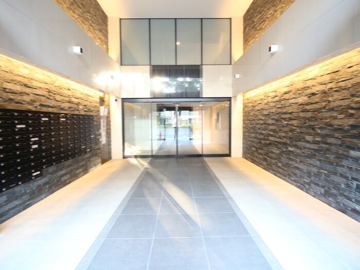 物件外観写真6　(エントランス部分)