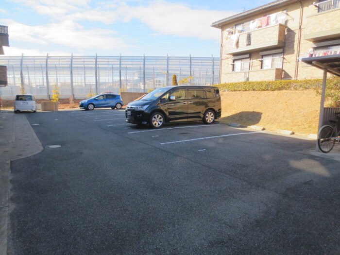 物件外観写真3　(駐車場)