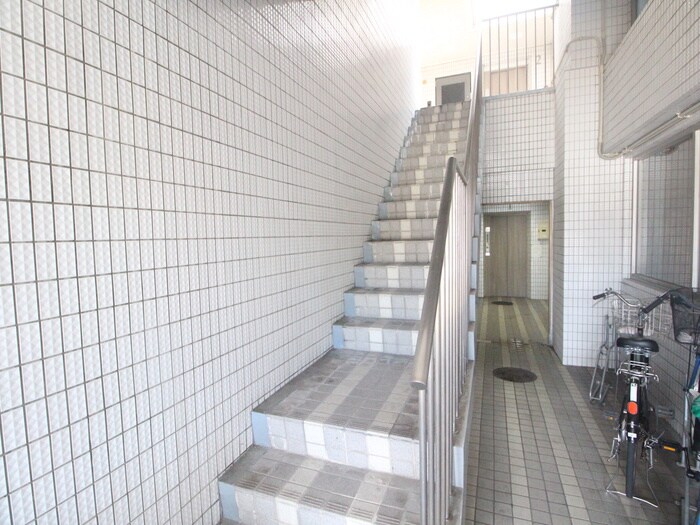 物件外観写真6　(エントランス部分)