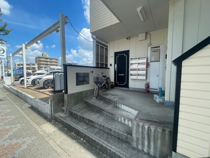 物件外観写真4　(エントランス部分)