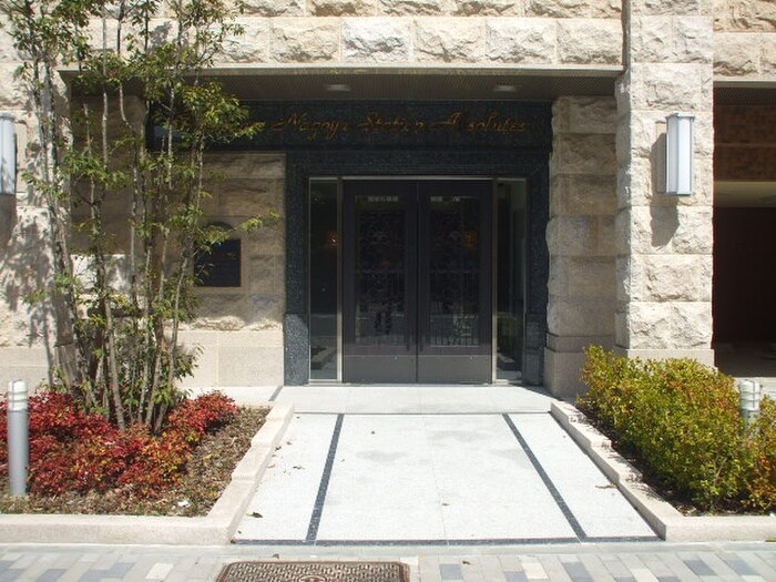 物件外観写真2　(エントランス部分)