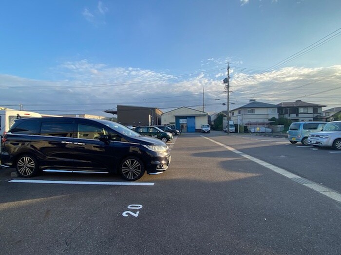 物件外観写真3　(駐車場)