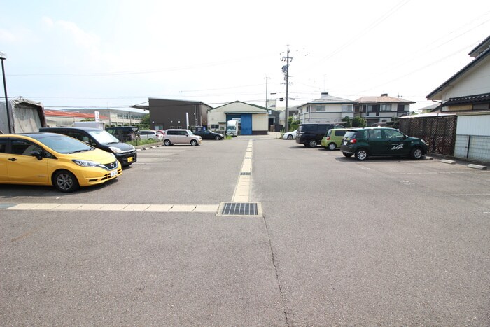 物件外観写真4　(駐車場)