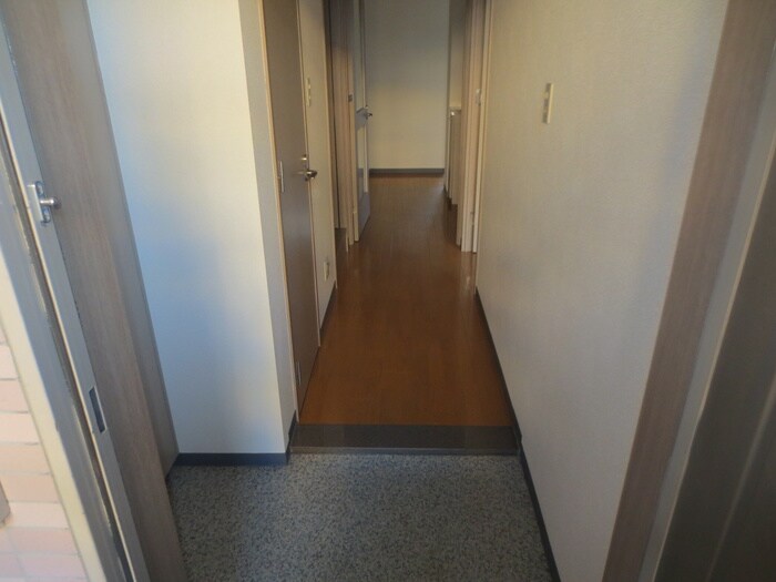物件内観写真4　(玄関)