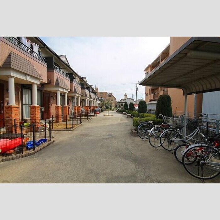 物件外観写真3　(エントランス部分)