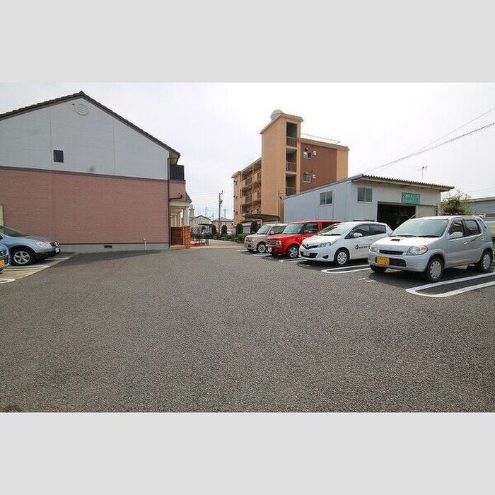 物件外観写真5　(駐車場)