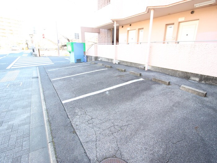 物件外観写真4　(駐車場)