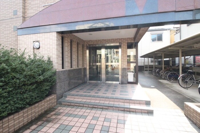 物件外観写真2　(エントランス部分)