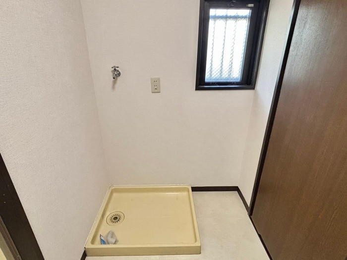 物件内観写真11　(洗濯機置場)