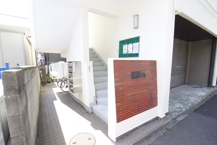 物件外観写真3　(エントランス部分)