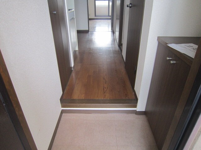 物件内観写真7　(玄関)