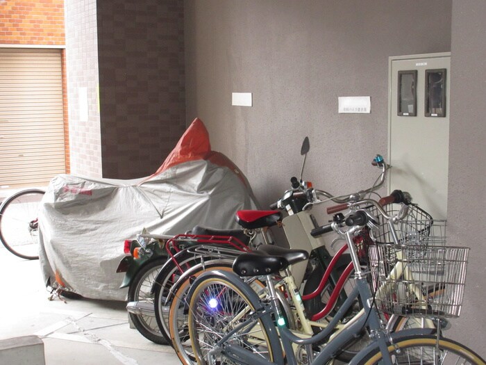 物件外観写真4　(バイク置き場)