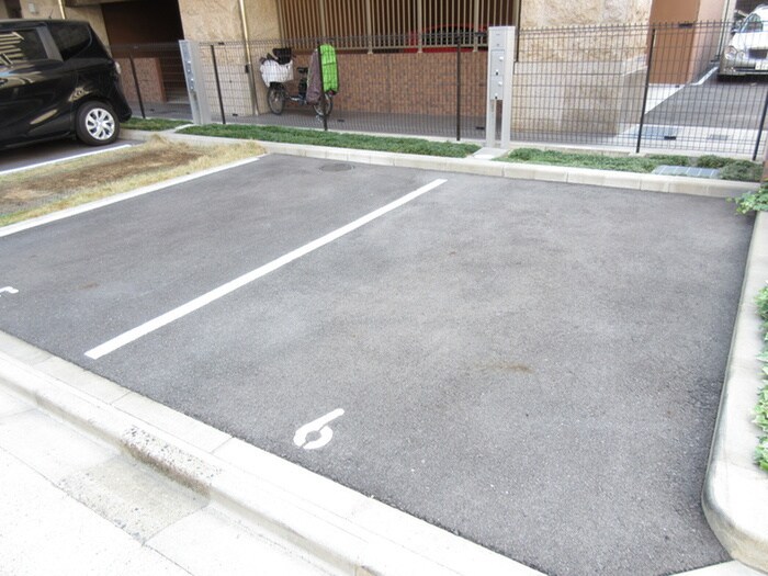 物件外観写真6　(駐車場)
