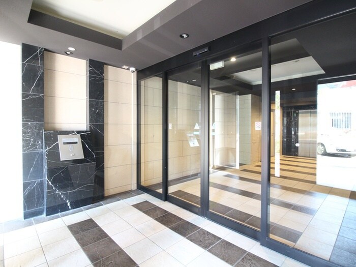 物件外観写真3　(エントランス部分)