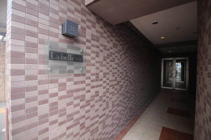 物件外観写真6　(エントランス部分)