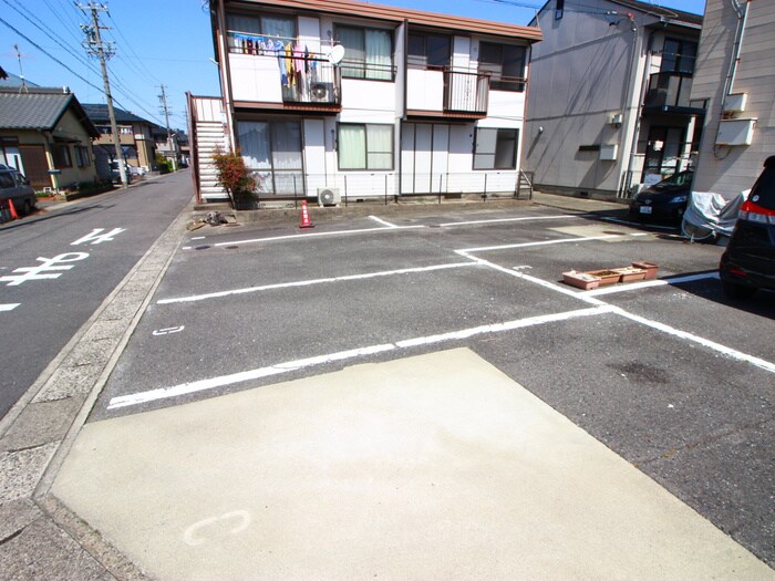 物件外観写真2　(駐車場)