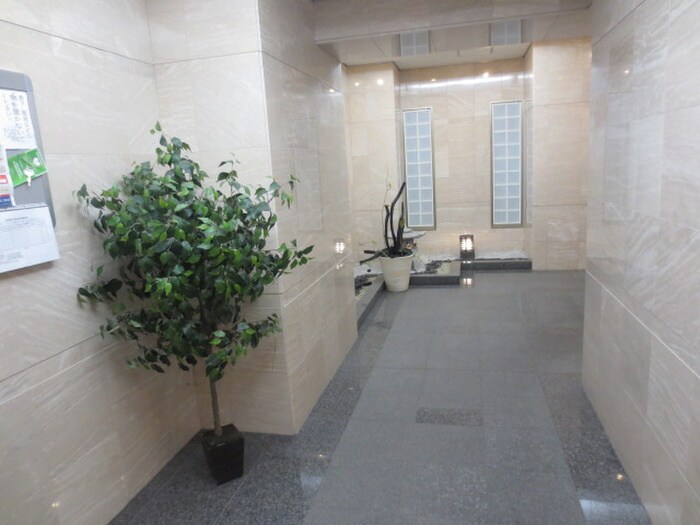 物件外観写真5　(エントランス部分)