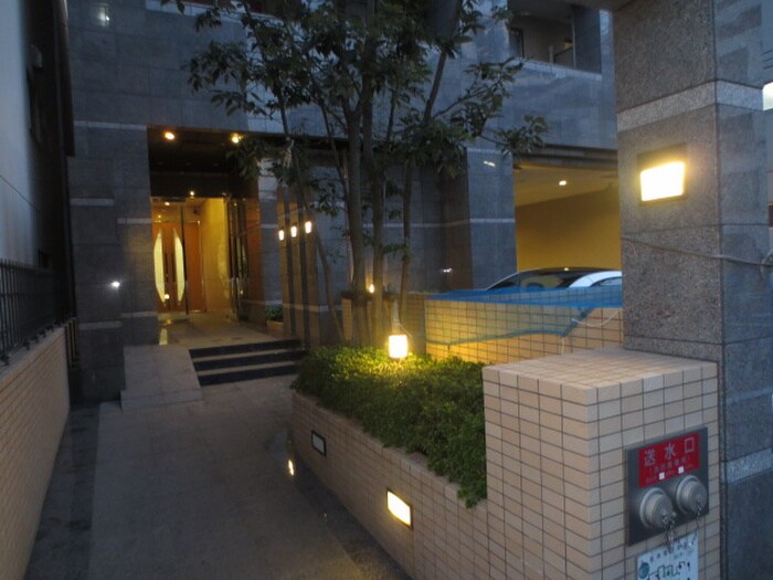 物件外観写真6　(エントランス部分)