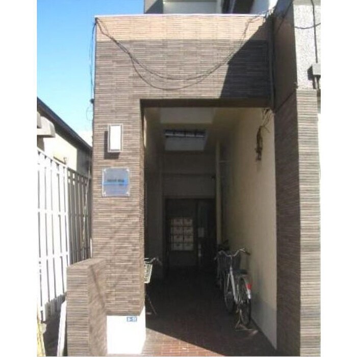 物件外観写真2　(エントランス部分)