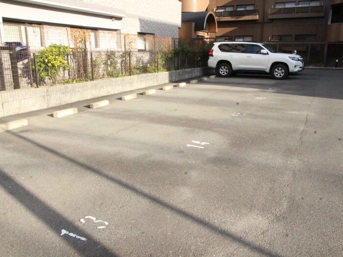 物件外観写真4　(駐車場)