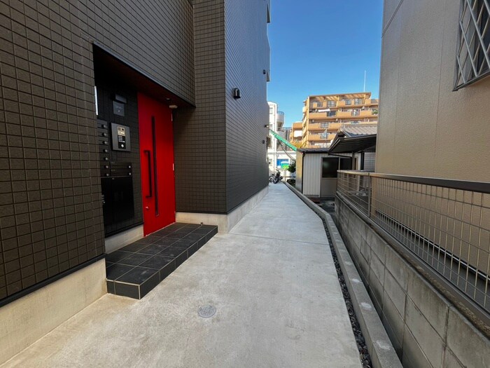 物件外観写真2　(エントランス部分)