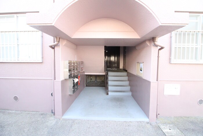 物件外観写真5　(エントランス部分)