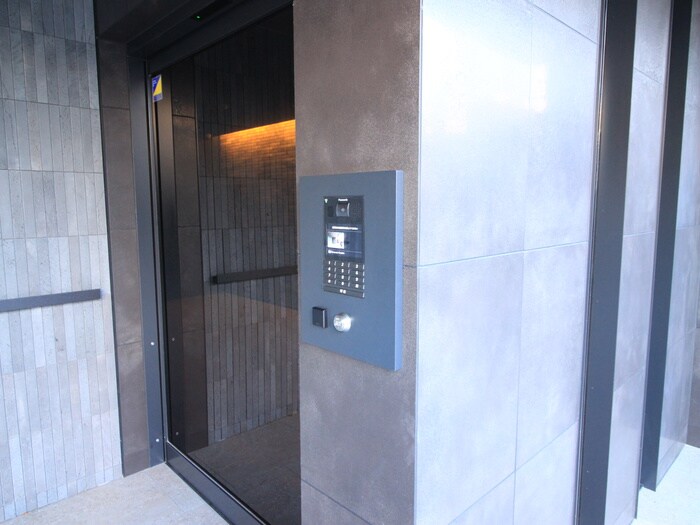 物件外観写真5　(エントランス部分)