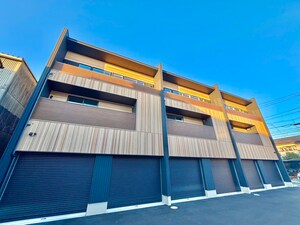 COSMO TERRACE(ｶﾞﾚｰｼﾞﾊｳｽ)外観写真