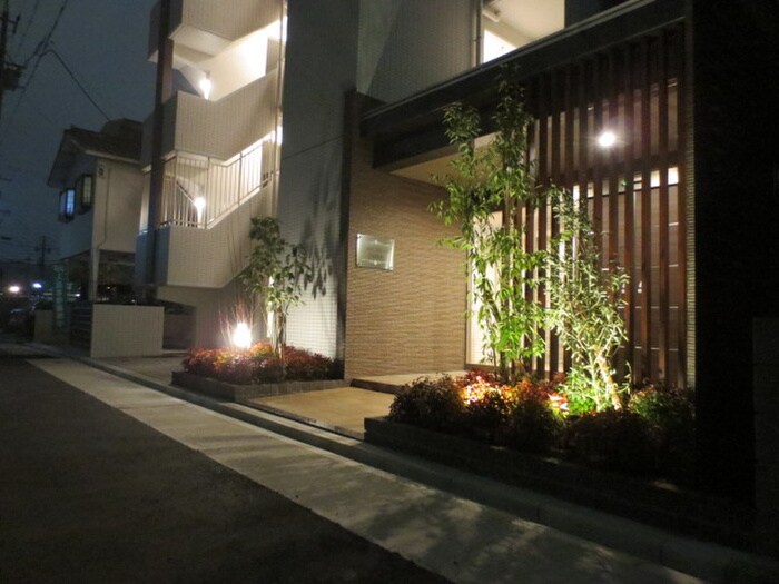 物件外観写真2　(エントランス部分)