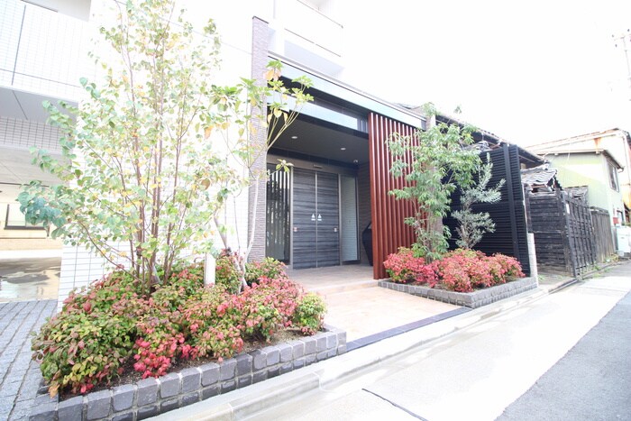 物件外観写真3　(エントランス部分)