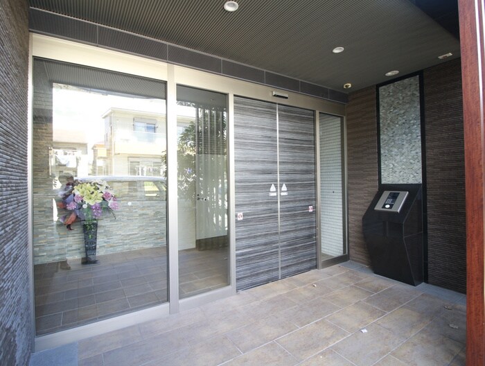 物件外観写真6　(エントランス部分)