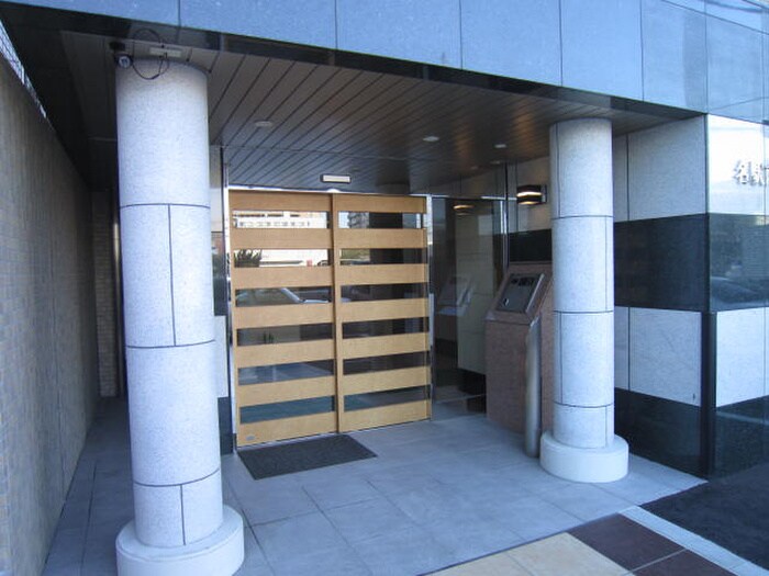 物件外観写真6　(エントランス部分)