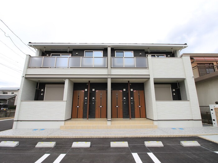 物件外観写真2　(エントランス部分)