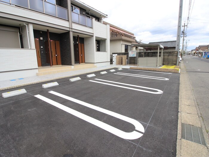 物件外観写真4　(駐車場)