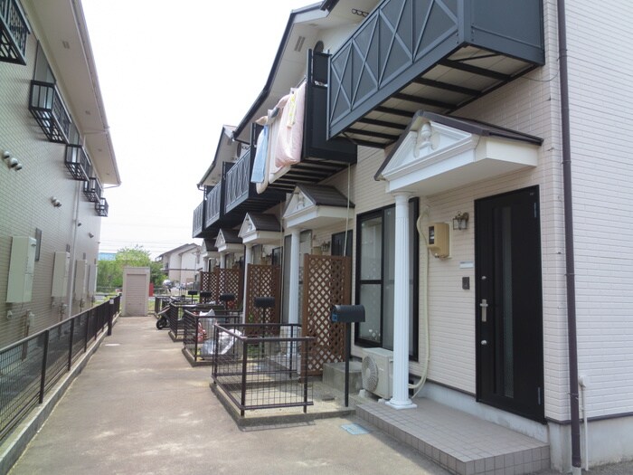 物件外観写真5　(エントランス部分)