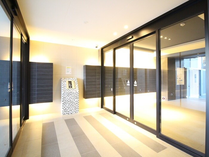 物件外観写真2　(エントランス部分)