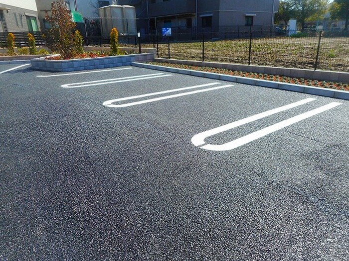 物件外観写真3　(駐車場)