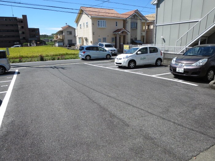 物件外観写真2　(駐車場)