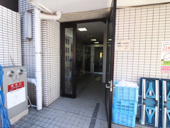 物件外観写真2　(エントランス部分)