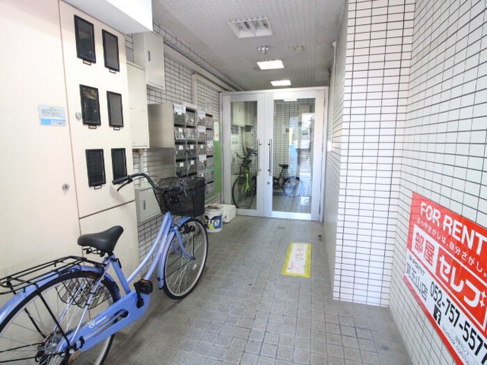 物件外観写真3　(エントランス部分)